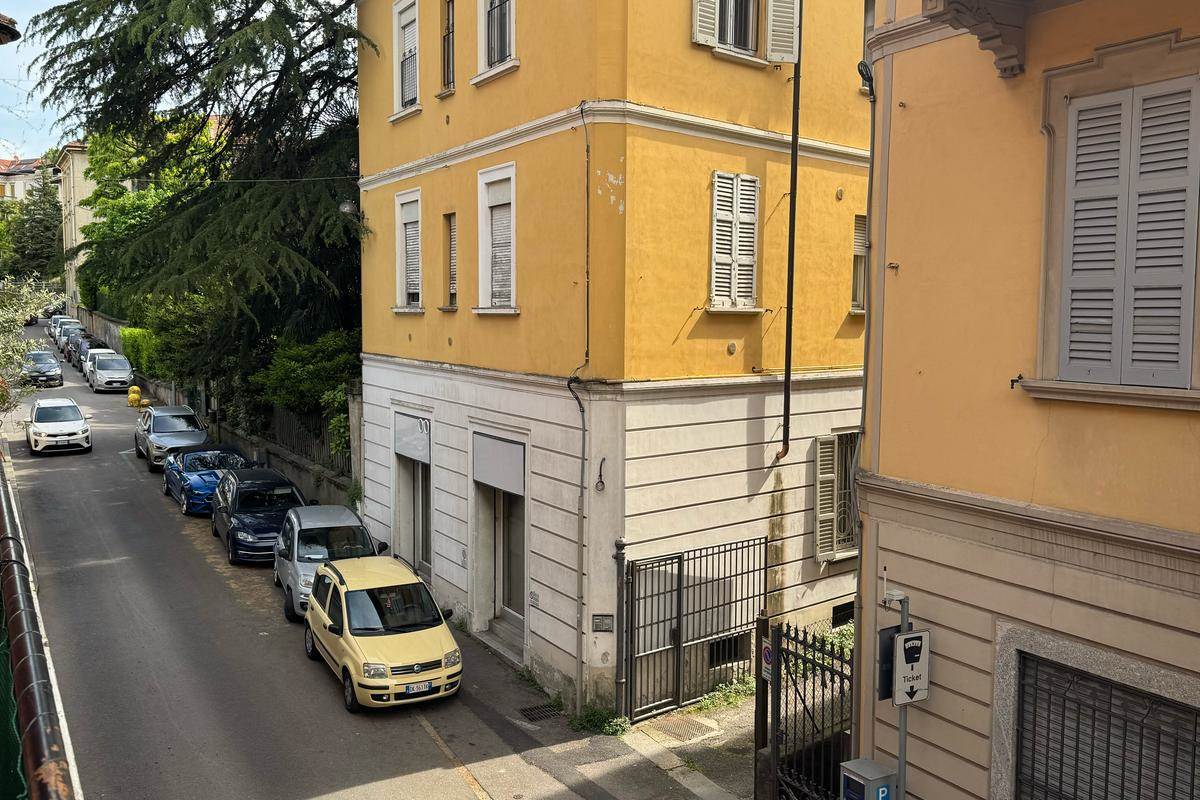 CANTU' vendo BILOCALE al primo piano con cantina