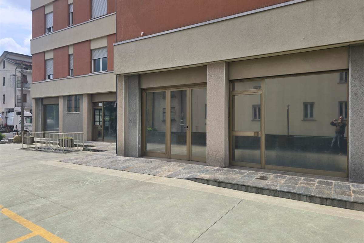 CANTU' Mirabello affitto NEGOZIO 