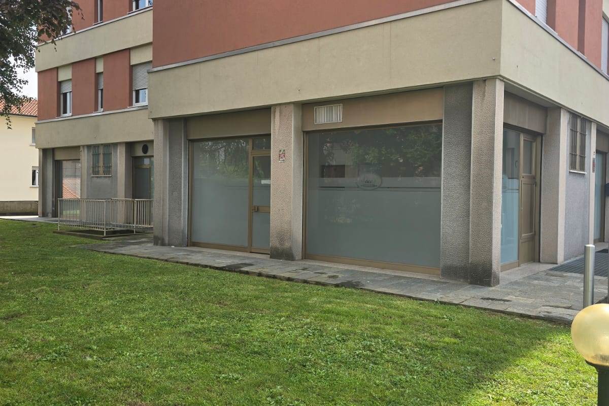 CANTU' Mirabello affitto NEGOZIO 