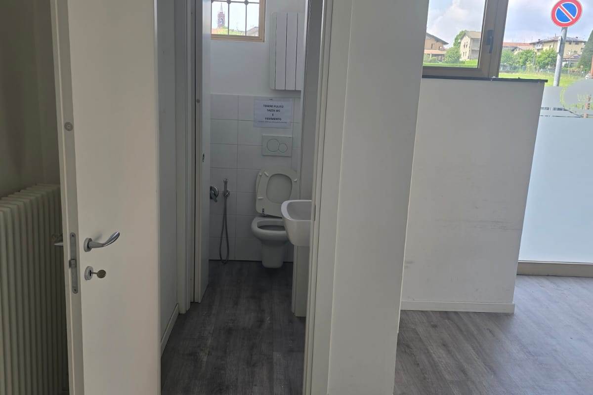 CANTU' Mirabello affitto NEGOZIO 