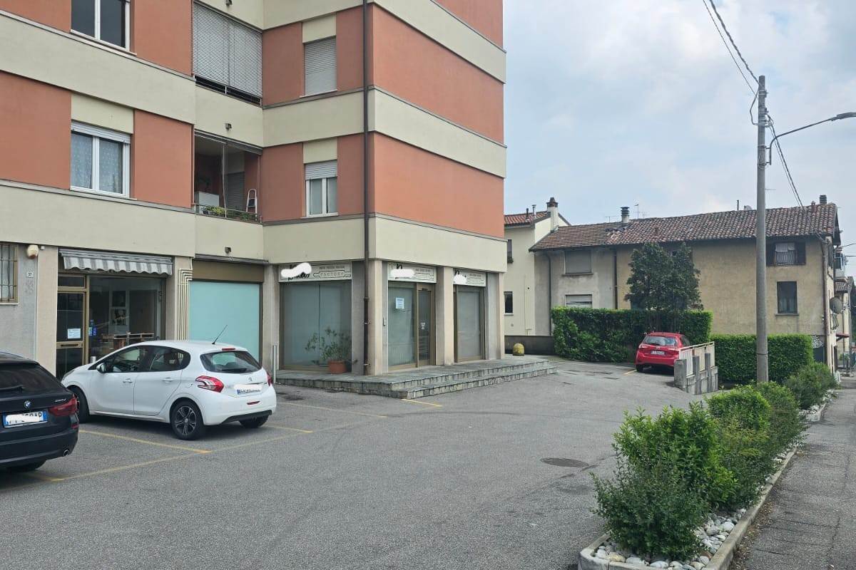 CANTU' Mirabello affitto NEGOZIO 