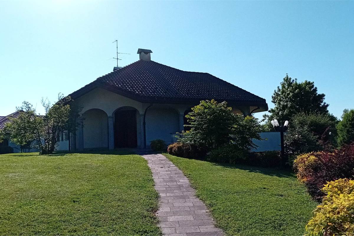 CANTU' Fecchio vendo VILLA con giardino