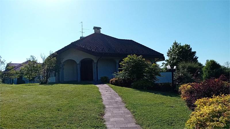 CANTU' Fecchio vendo VILLA con giardino