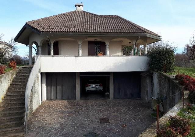 CANTU' Fecchio vendo VILLA con giardino