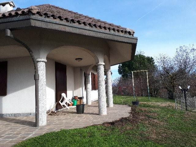 CANTU' Fecchio vendo VILLA con giardino
