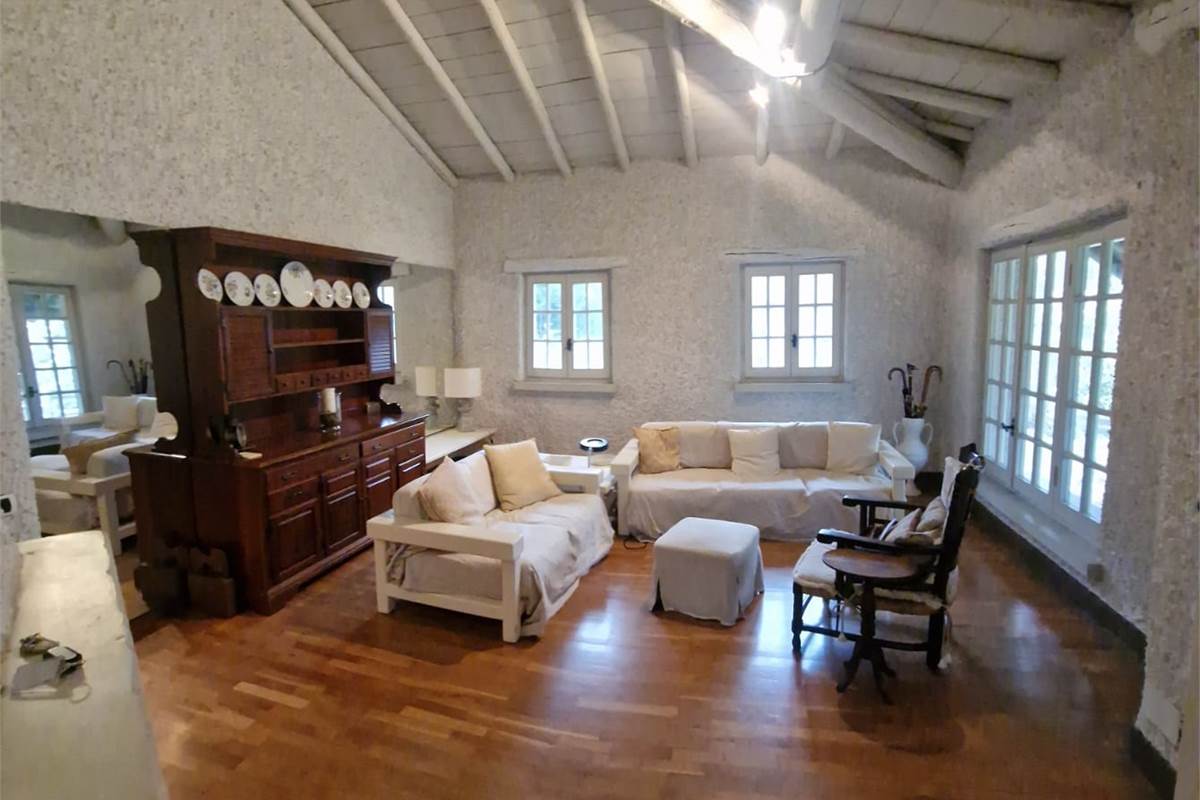 CANTU' vendo VILLA arredata con giardino privato