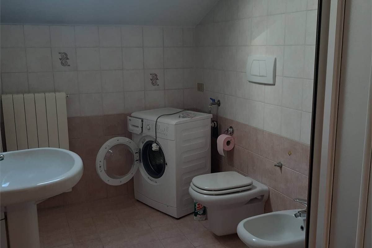 CANTU' Fecchio affitto MONOLOCALE con balcone