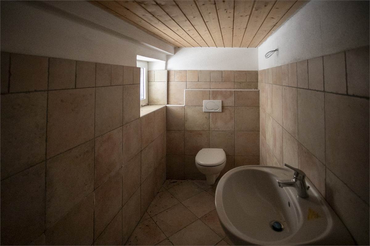 AGRA (VA) vendiamo CASA singola in centro paese 
