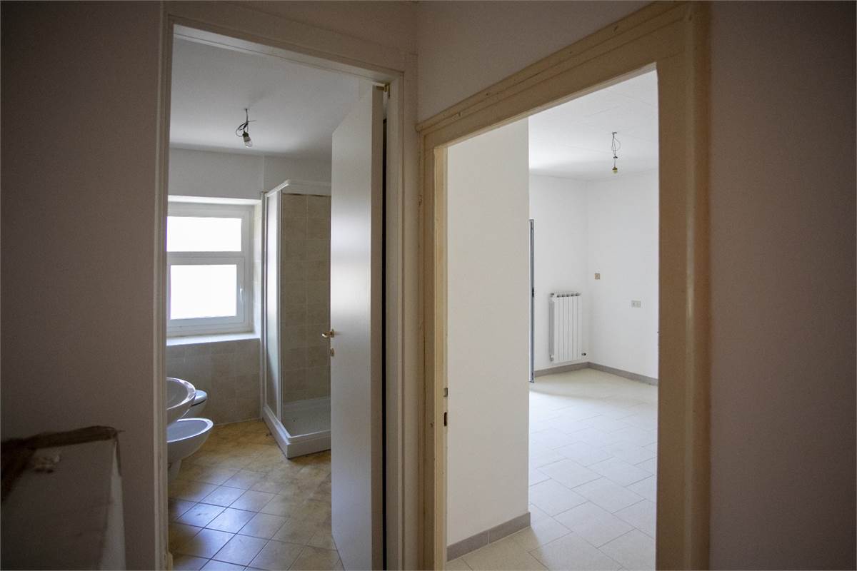 AGRA (VA) vendiamo CASA singola in centro paese 