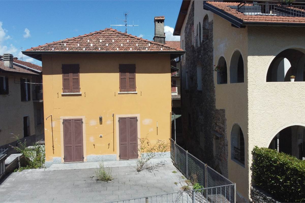 AGRA (VA) vendiamo CASA singola in centro paese 