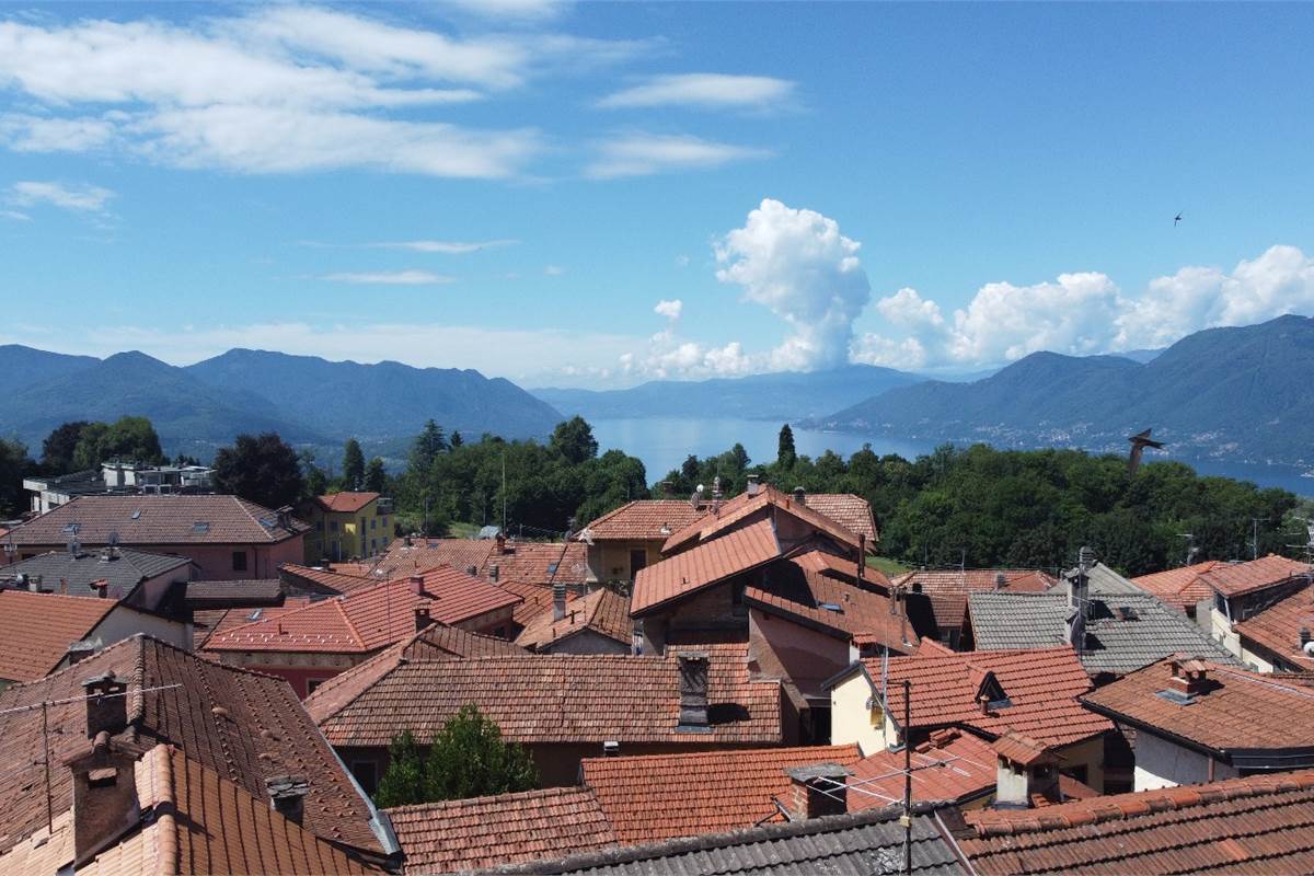 AGRA (VA) vendiamo CASA singola in centro paese 
