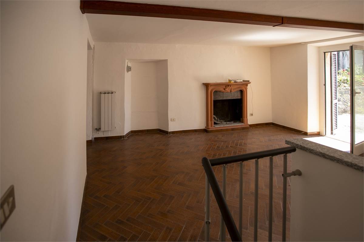 AGRA (VA) vendiamo CASA singola in centro paese 