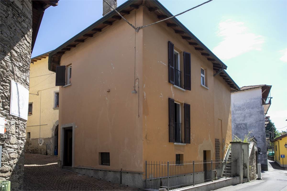 AGRA (VA) vendiamo CASA singola in centro paese 