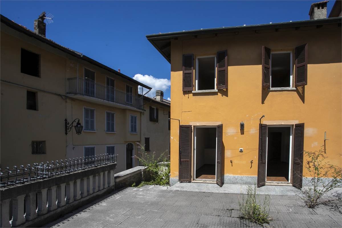 AGRA (VA) vendiamo CASA singola in centro paese 