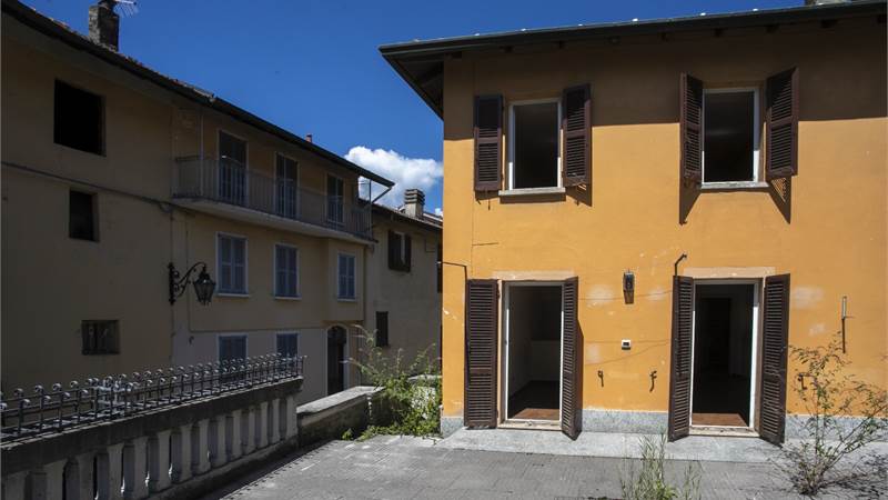 AGRA (VA) vendiamo CASA singola in centro paese 