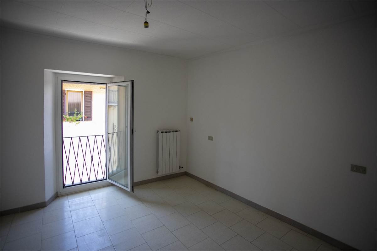 AGRA (VA) vendiamo CASA singola in centro paese 