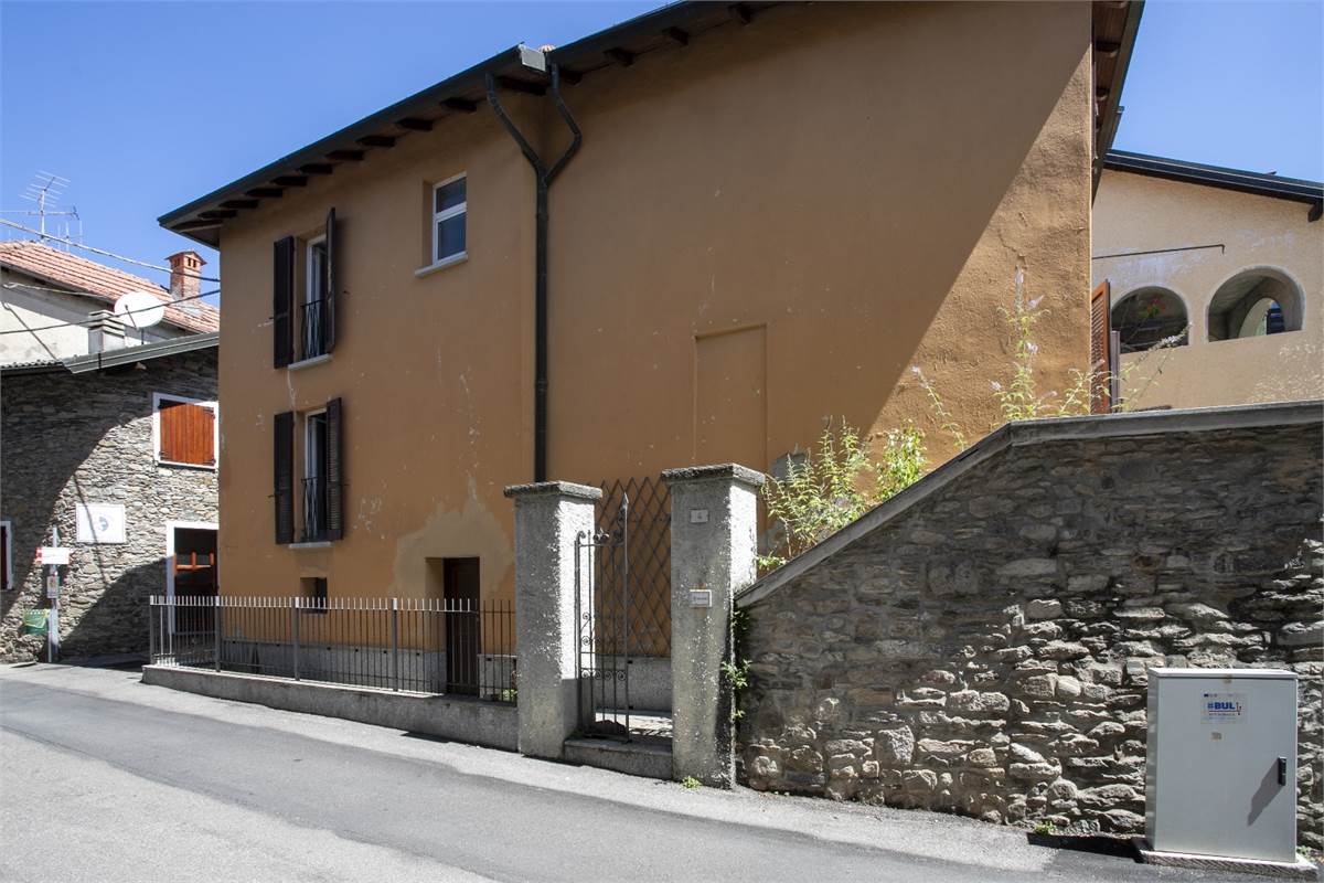 AGRA (VA) vendiamo CASA singola in centro paese 
