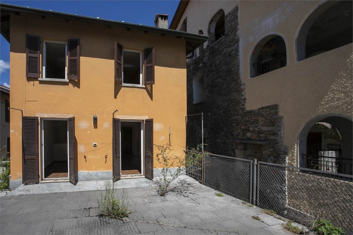 AGRA (VA) vendiamo CASA singola in centro paese 
