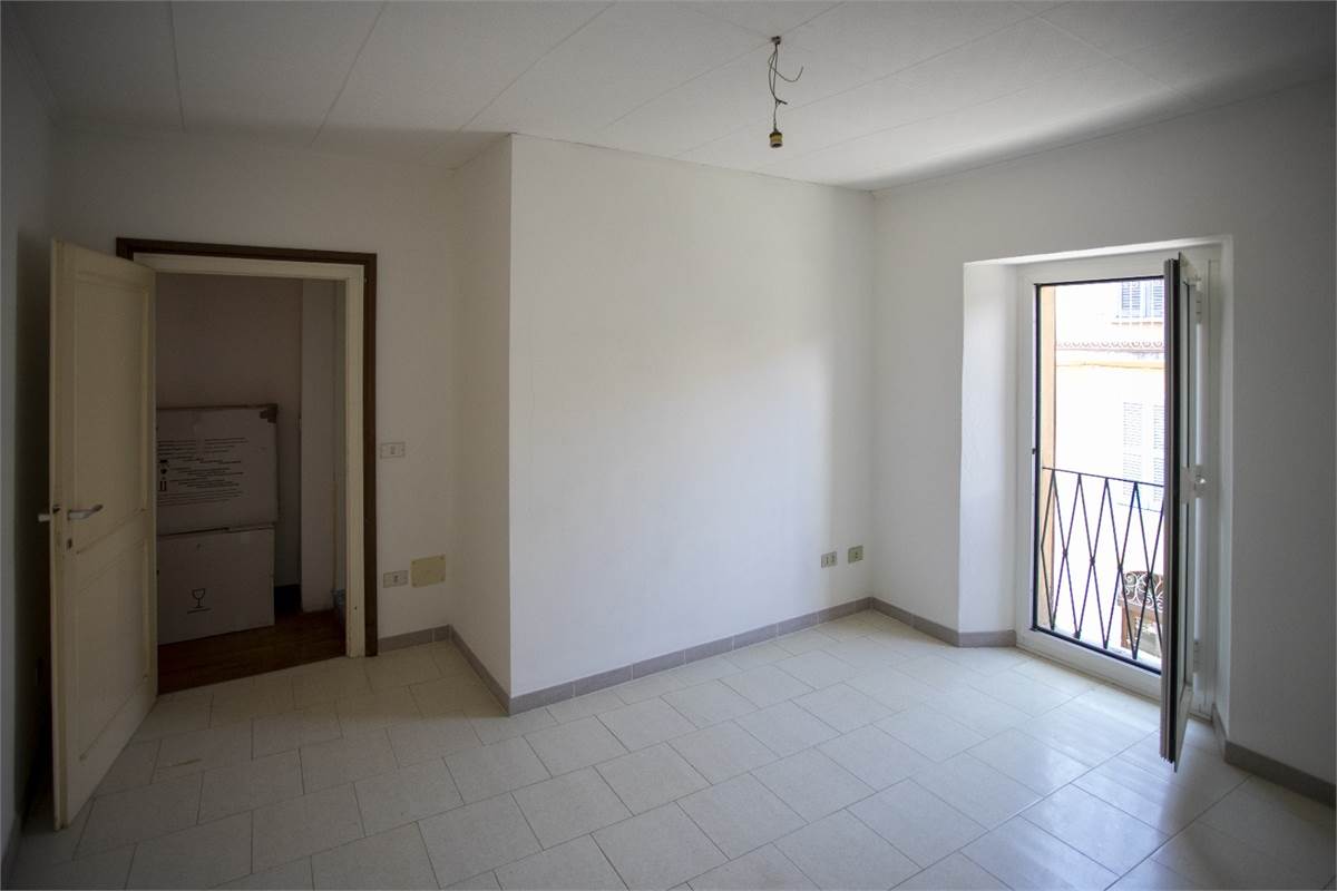 AGRA (VA) vendiamo CASA singola in centro paese 