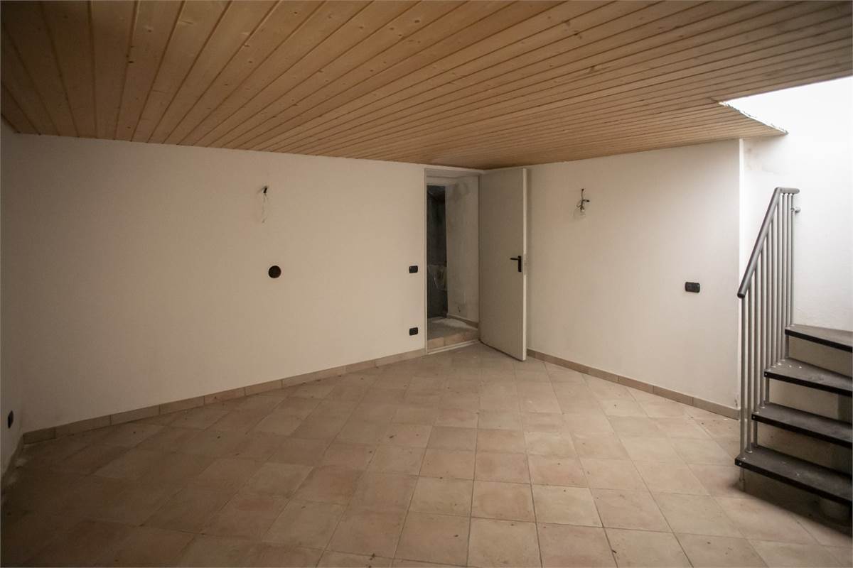 AGRA (VA) vendiamo CASA singola in centro paese 