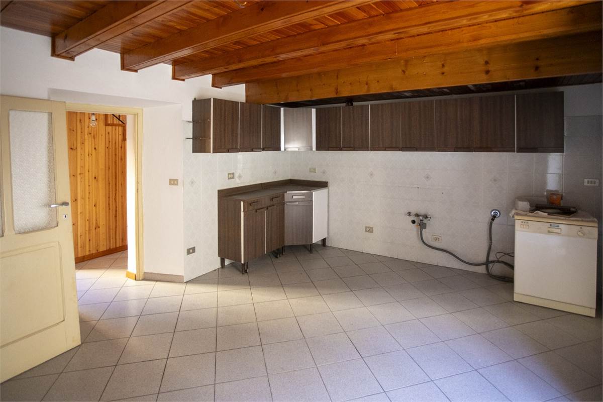 AGRA (VA) vendiamo CASA singola in centro paese 