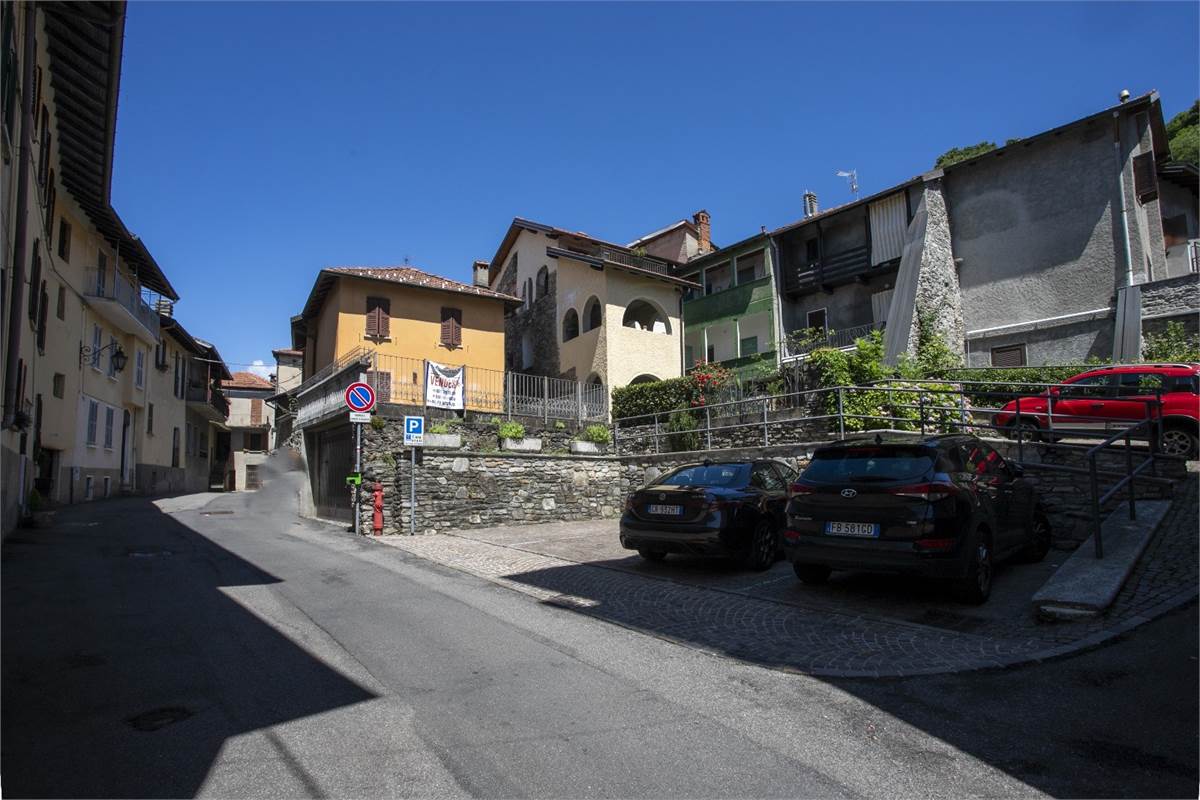 AGRA (VA) vendiamo CASA singola in centro paese 