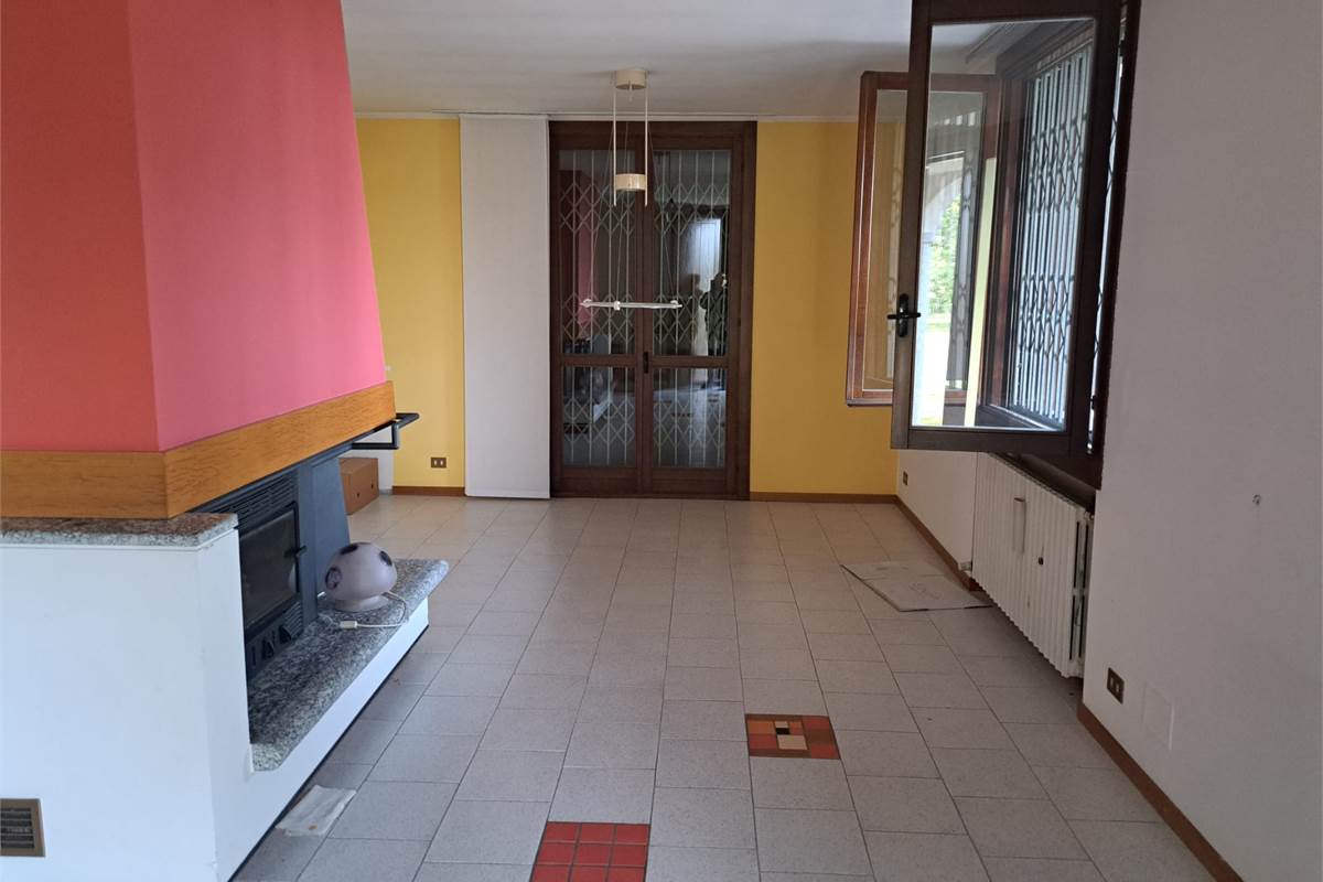 CANTU' Fecchio vendo VILLA con giardino