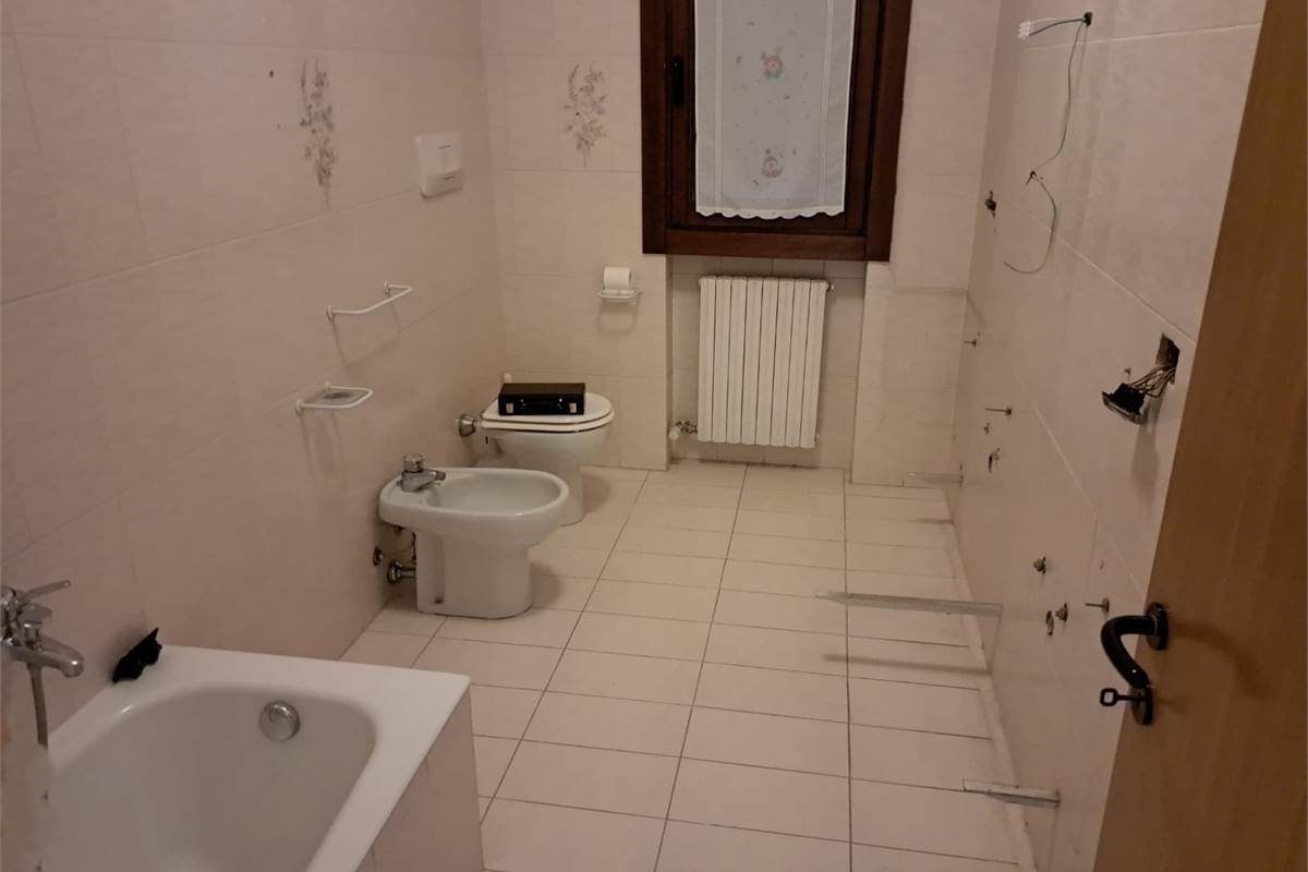 CANTU' Fecchio vendo VILLA con giardino
