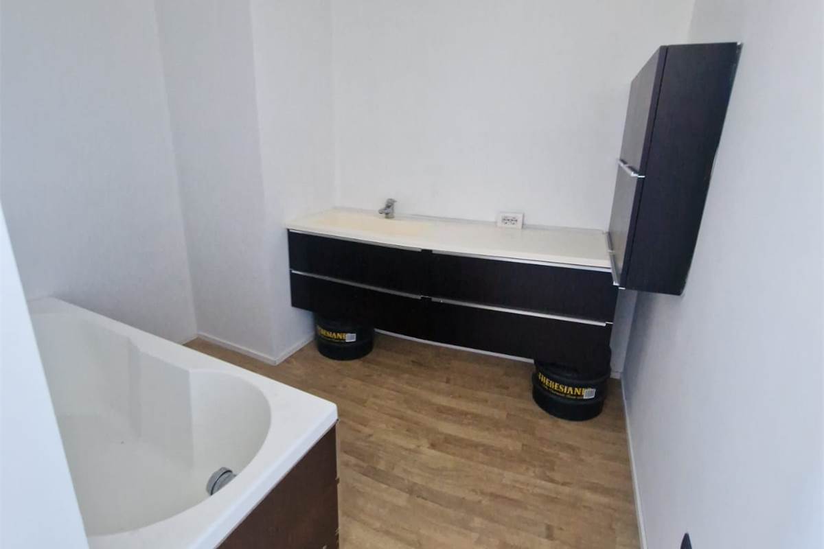 CUCCIAGO affittiamo UFFICIO mq 120 + parcheggio