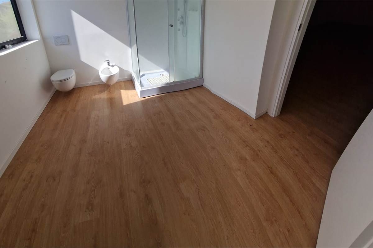CUCCIAGO affittiamo UFFICIO mq 120 + parcheggio