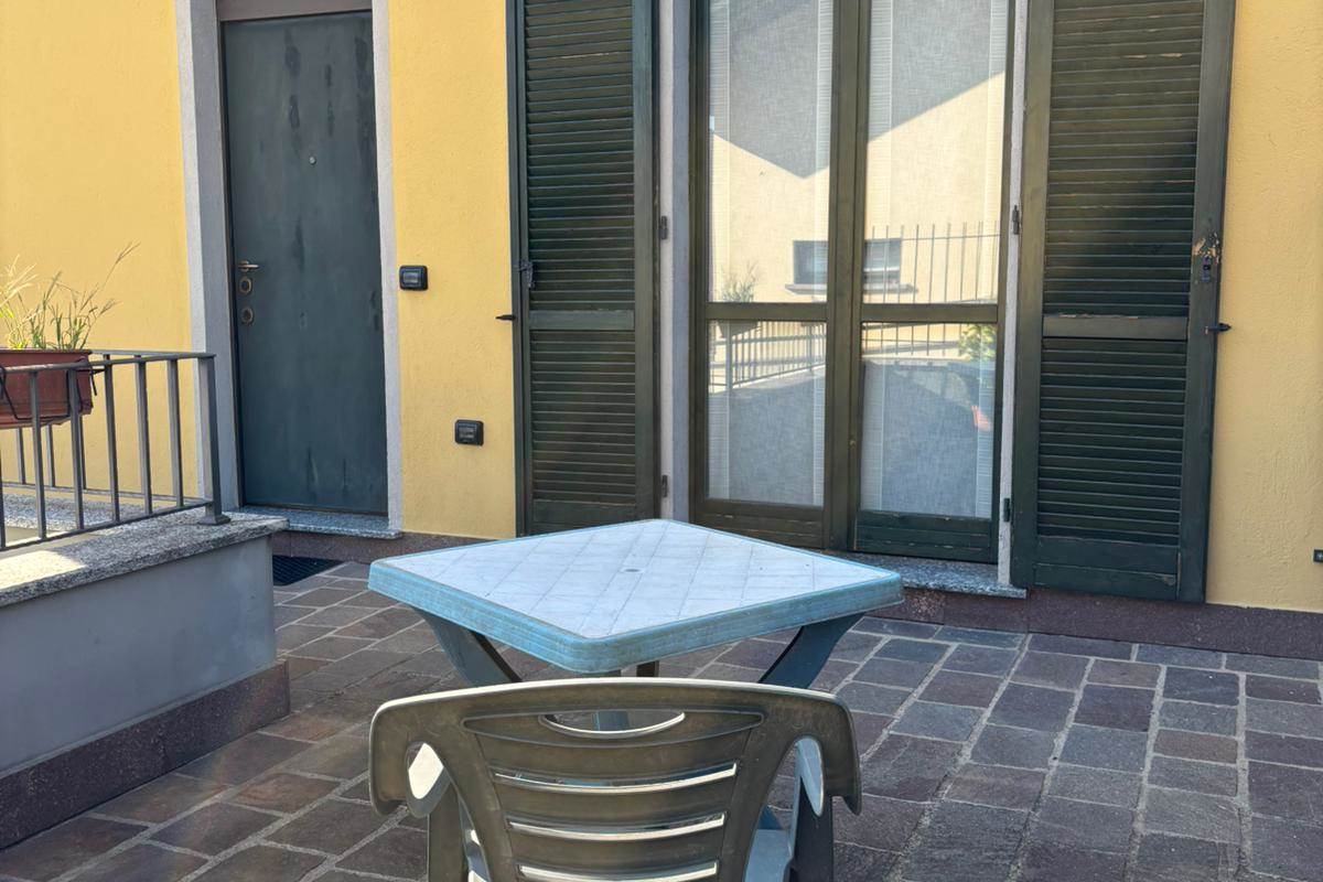 NOVEDRATE vendo VILLA BIFAMILIARE con giardino