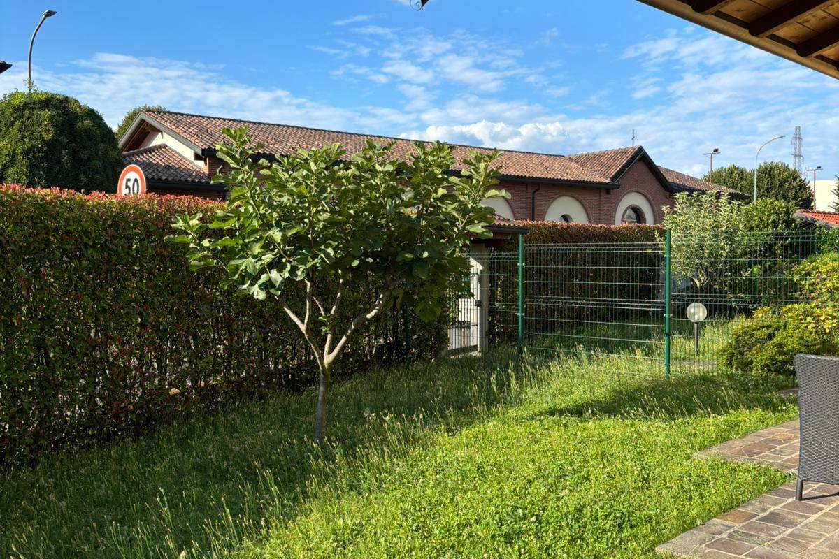 NOVEDRATE vendo VILLA BIFAMILIARE con giardino
