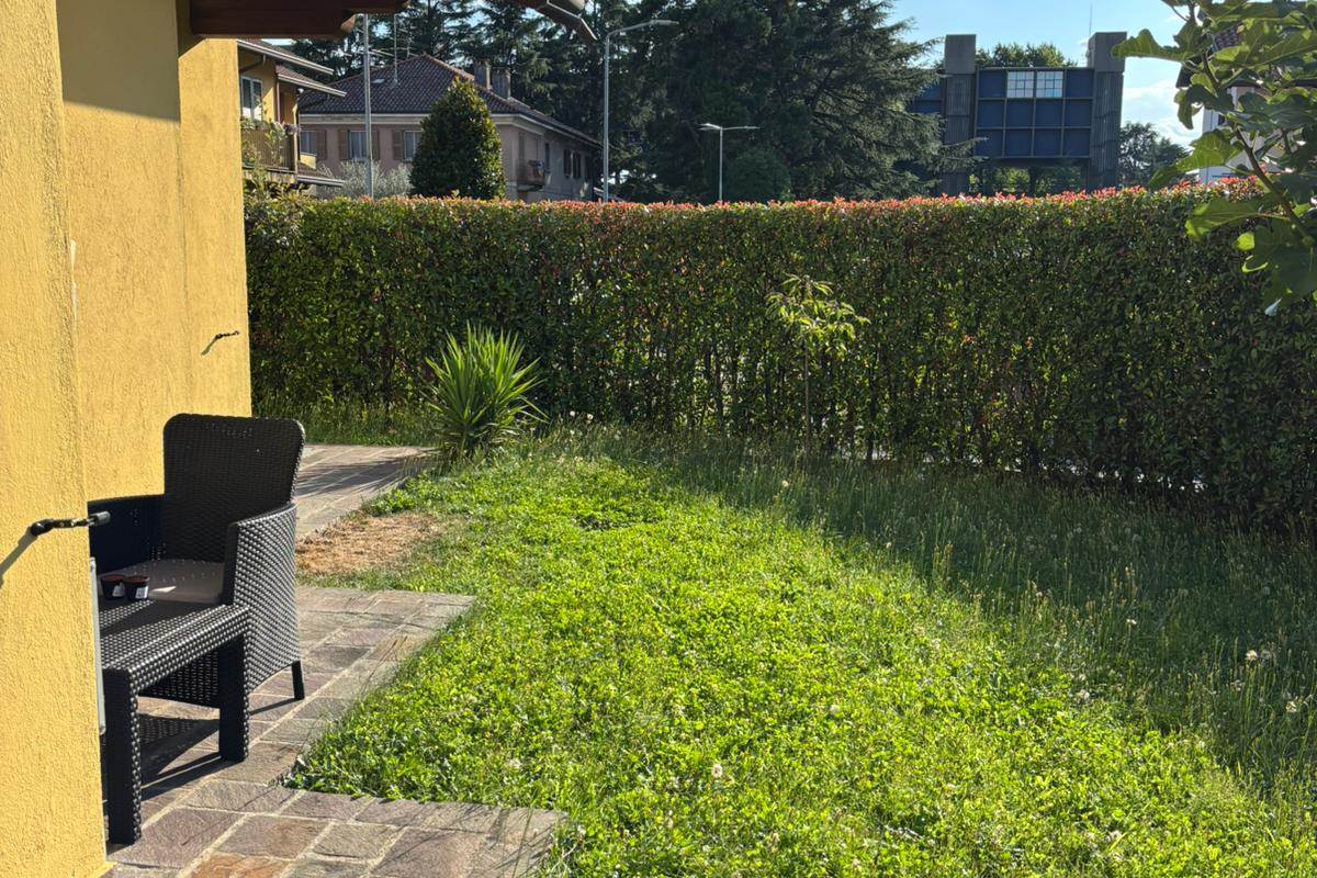 NOVEDRATE vendo VILLA BIFAMILIARE con giardino