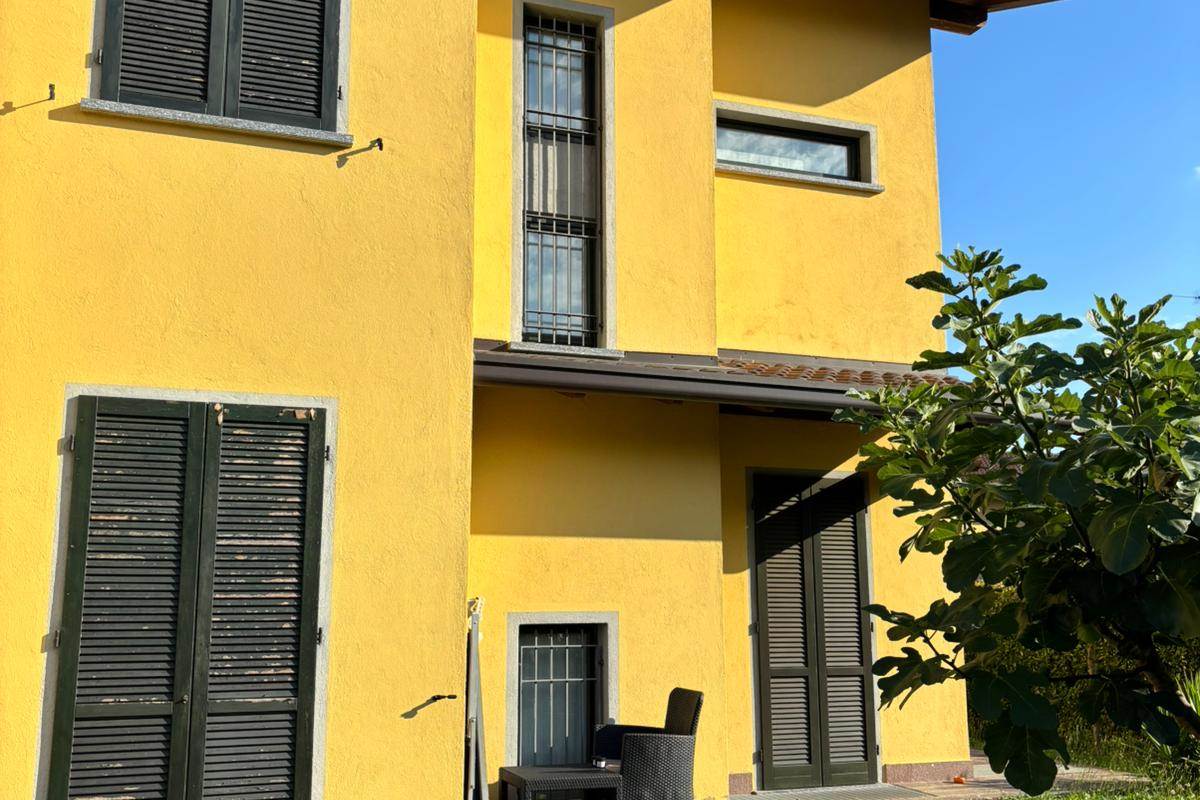 NOVEDRATE vendo VILLA BIFAMILIARE con giardino