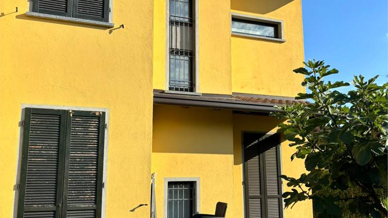 NOVEDRATE vendo VILLA BIFAMILIARE con giardino