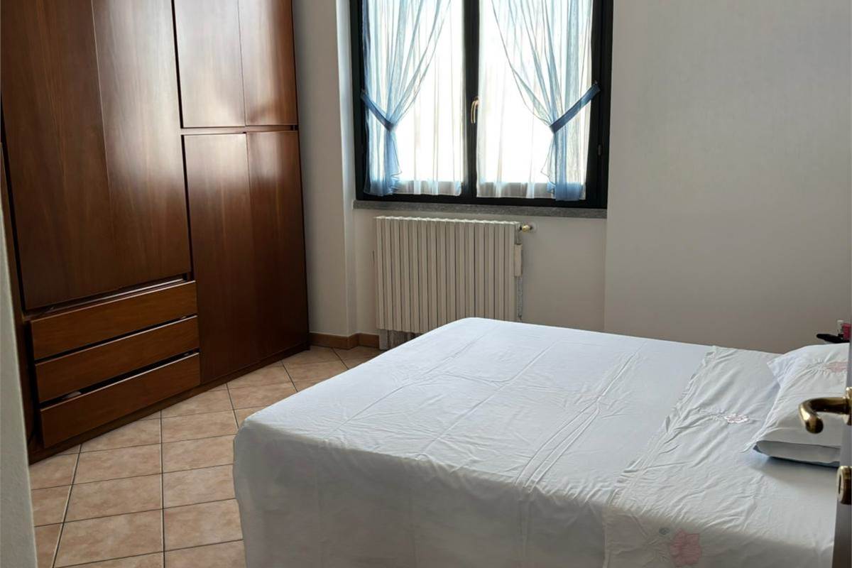 NOVEDRATE vendo VILLA BIFAMILIARE con giardino