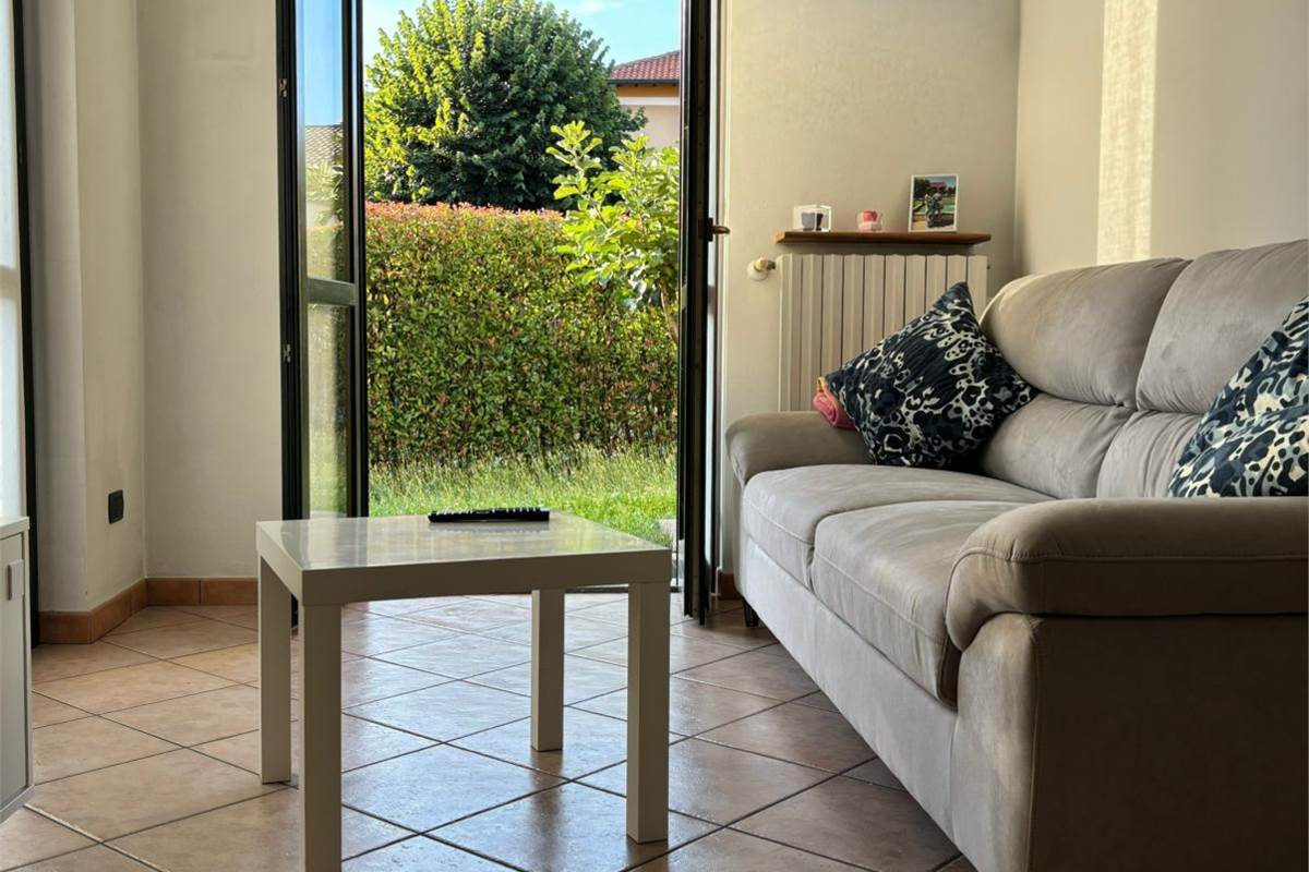 NOVEDRATE vendo VILLA BIFAMILIARE con giardino