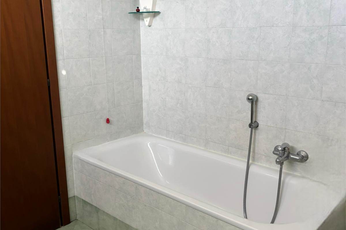 NOVEDRATE vendo VILLA BIFAMILIARE con giardino
