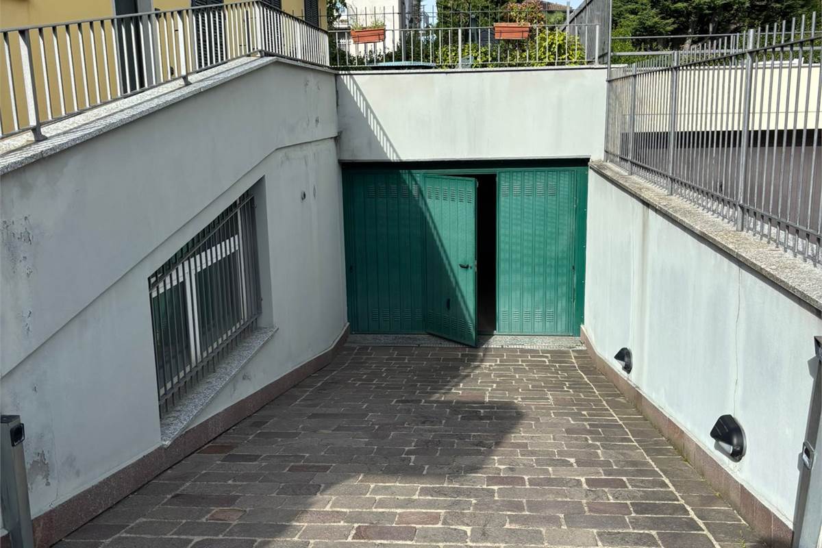 NOVEDRATE vendo VILLA BIFAMILIARE con giardino