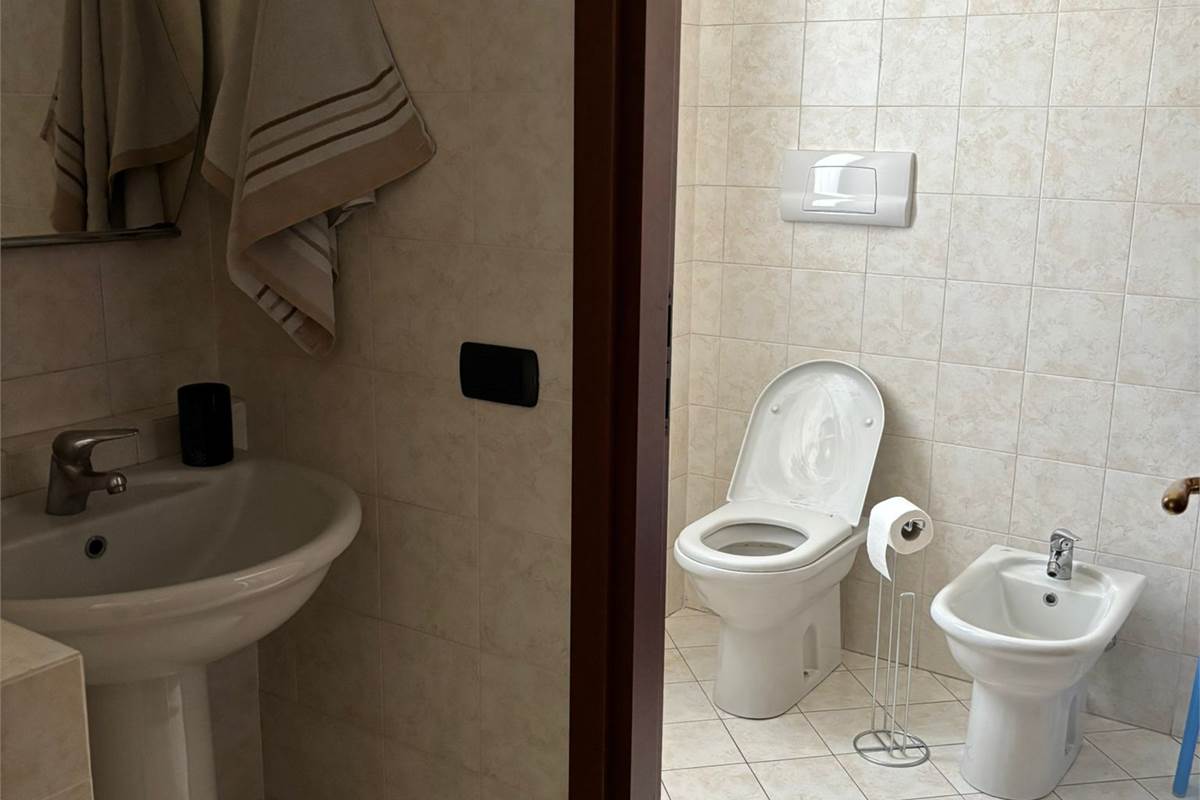 NOVEDRATE vendo VILLA BIFAMILIARE con giardino