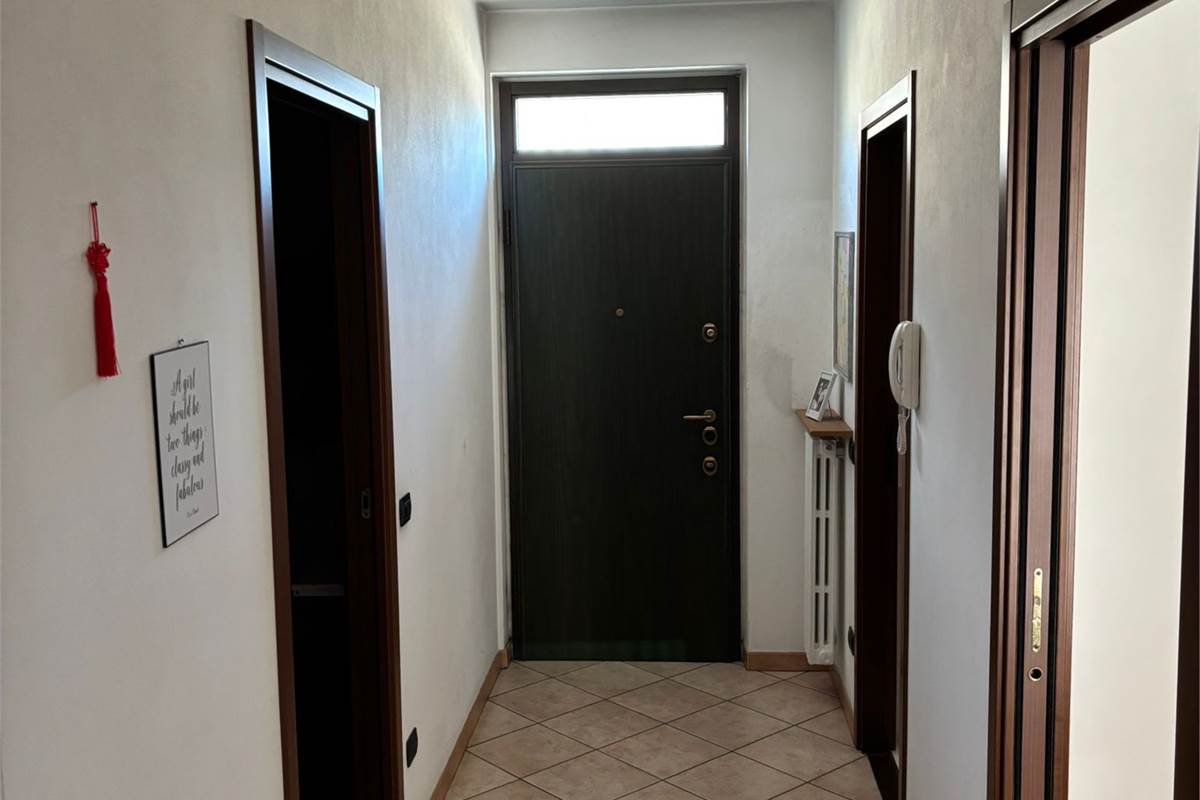 NOVEDRATE vendo VILLA BIFAMILIARE con giardino