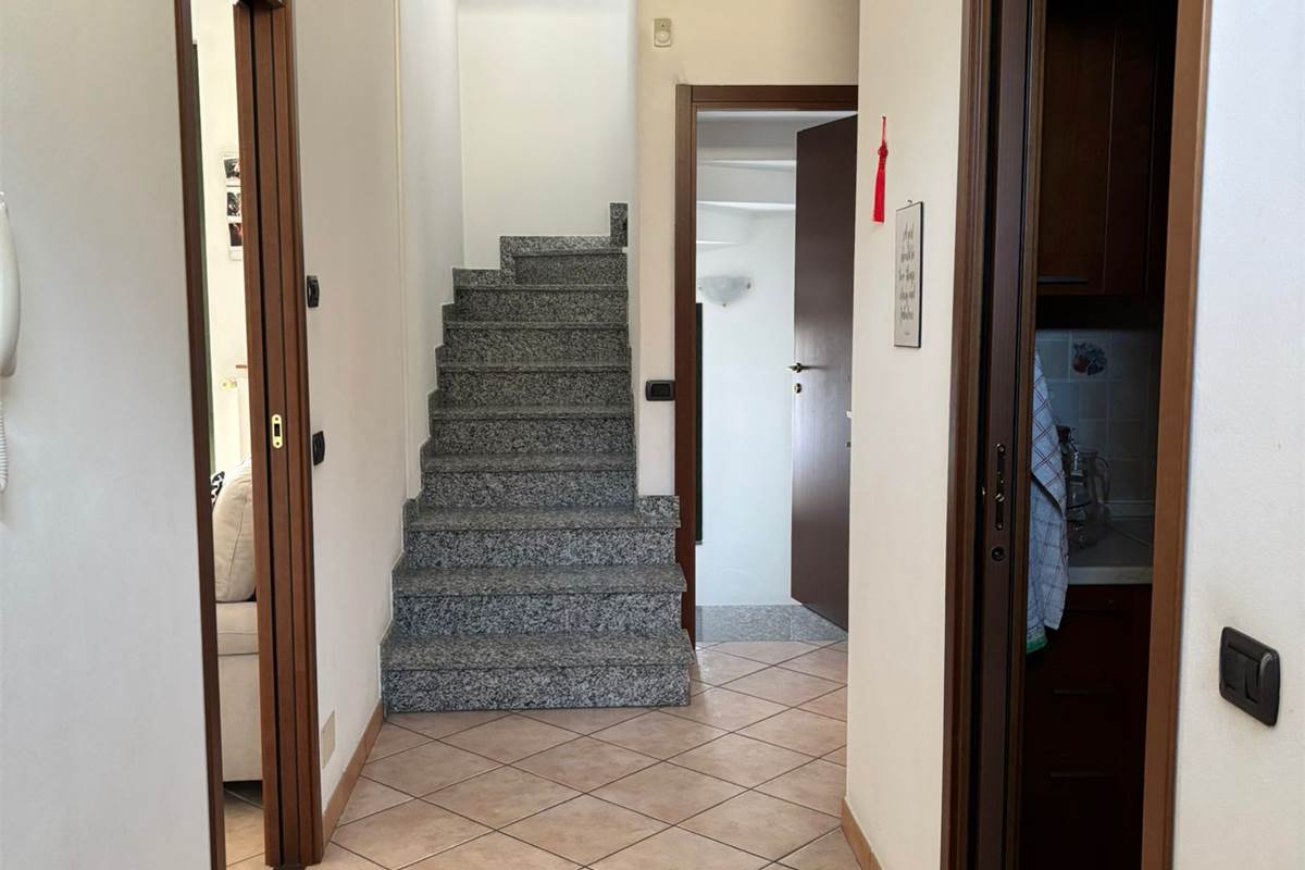NOVEDRATE vendo VILLA BIFAMILIARE con giardino