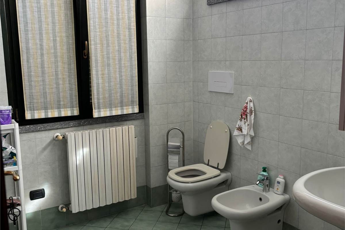 NOVEDRATE vendo VILLA BIFAMILIARE con giardino