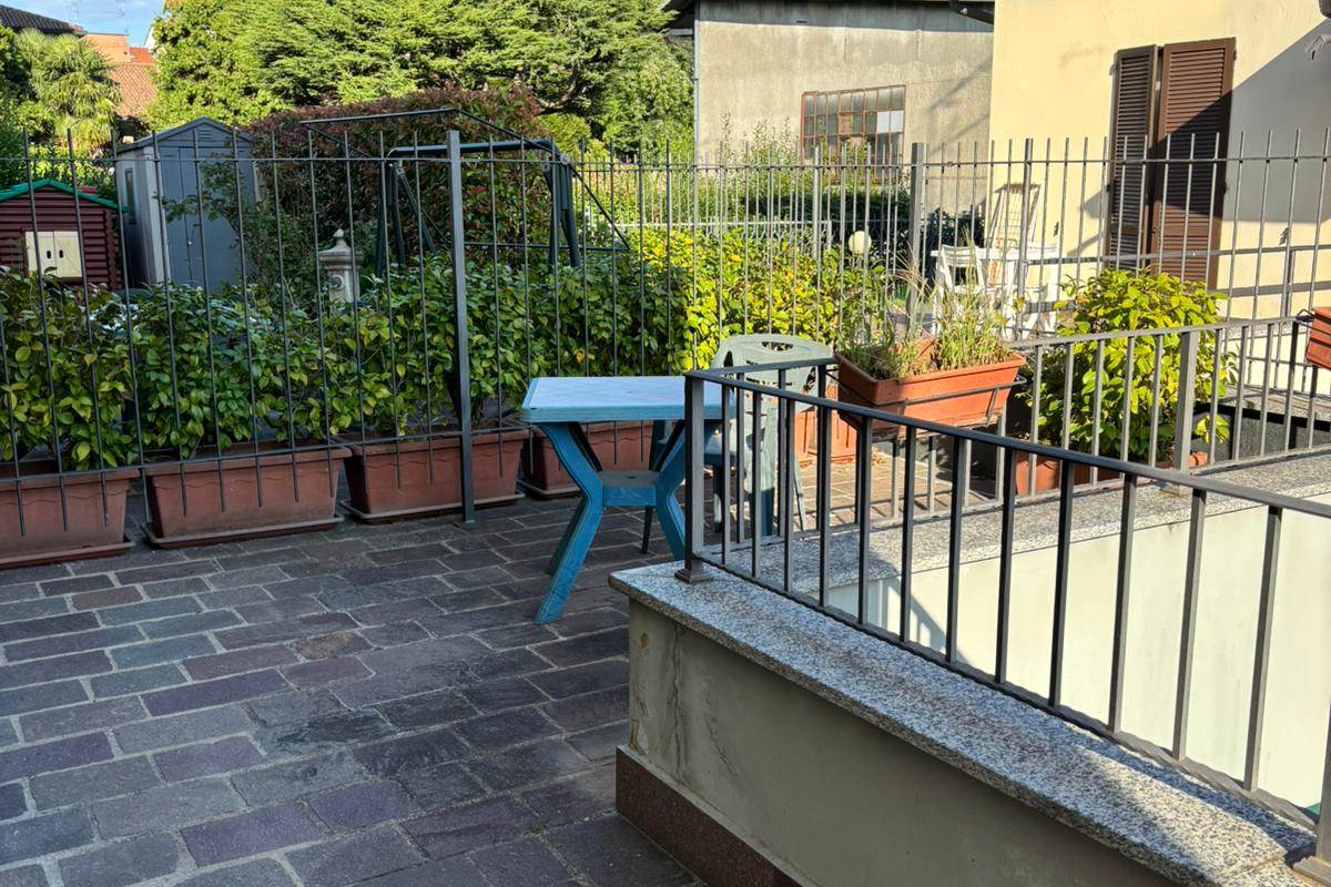 NOVEDRATE vendo VILLA BIFAMILIARE con giardino