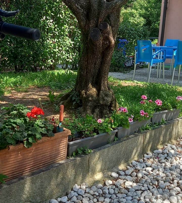 BRENNA vendiamo PORZIONE DI CASA con giardino