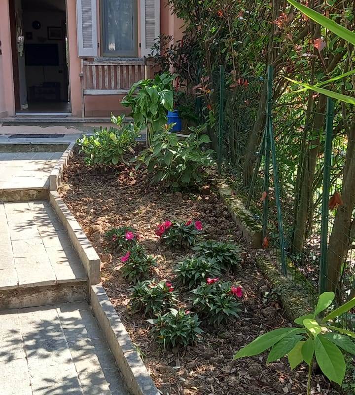 BRENNA vendiamo PORZIONE DI CASA con giardino