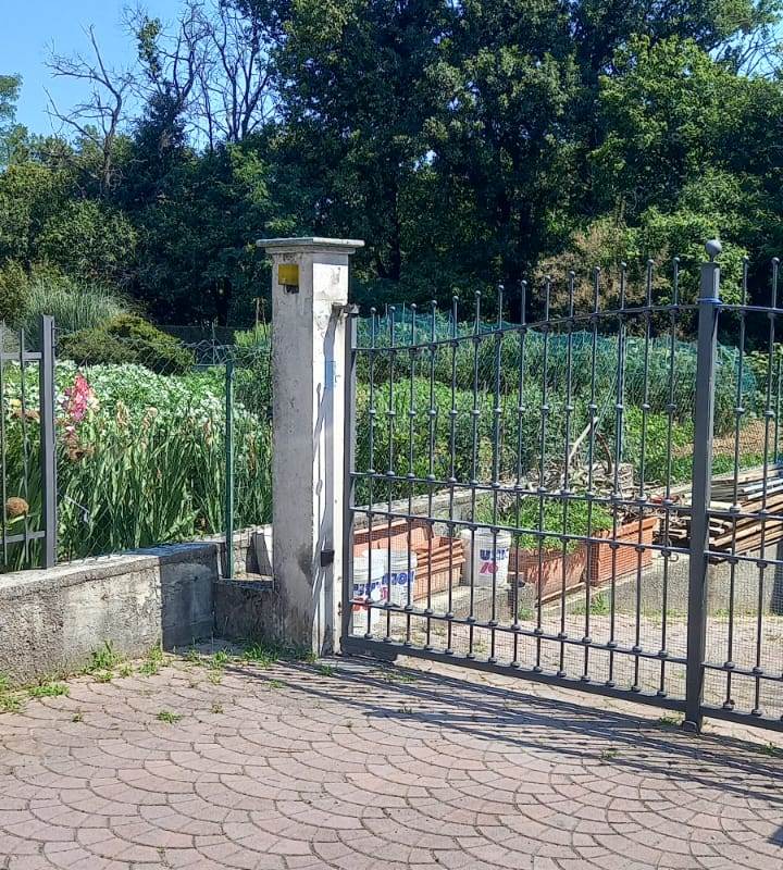 BRENNA vendiamo PORZIONE DI CASA con giardino