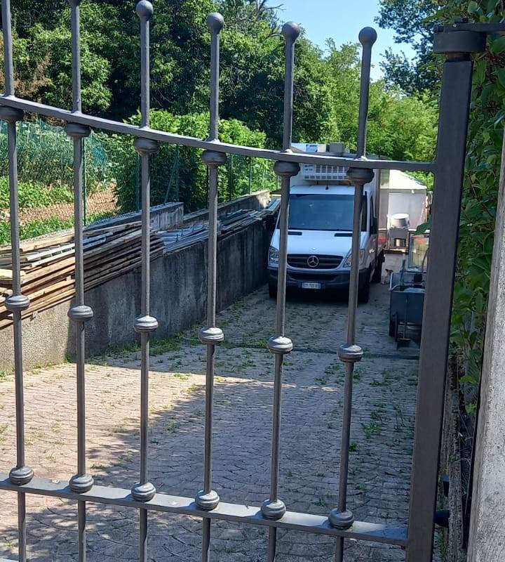 BRENNA vendiamo PORZIONE DI CASA con giardino