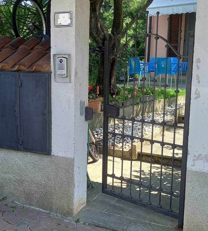 BRENNA vendiamo PORZIONE DI CASA con giardino