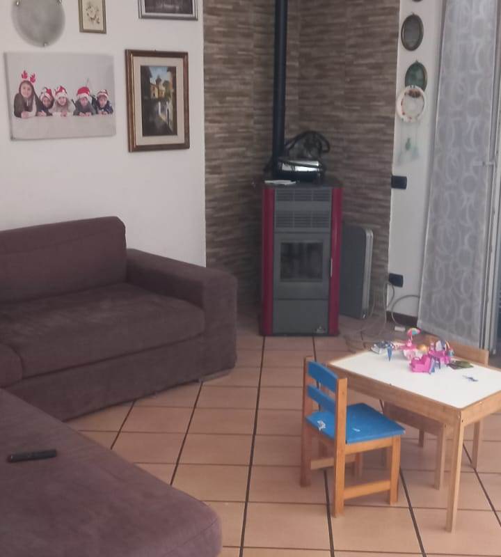 BRENNA vendiamo PORZIONE DI CASA con giardino